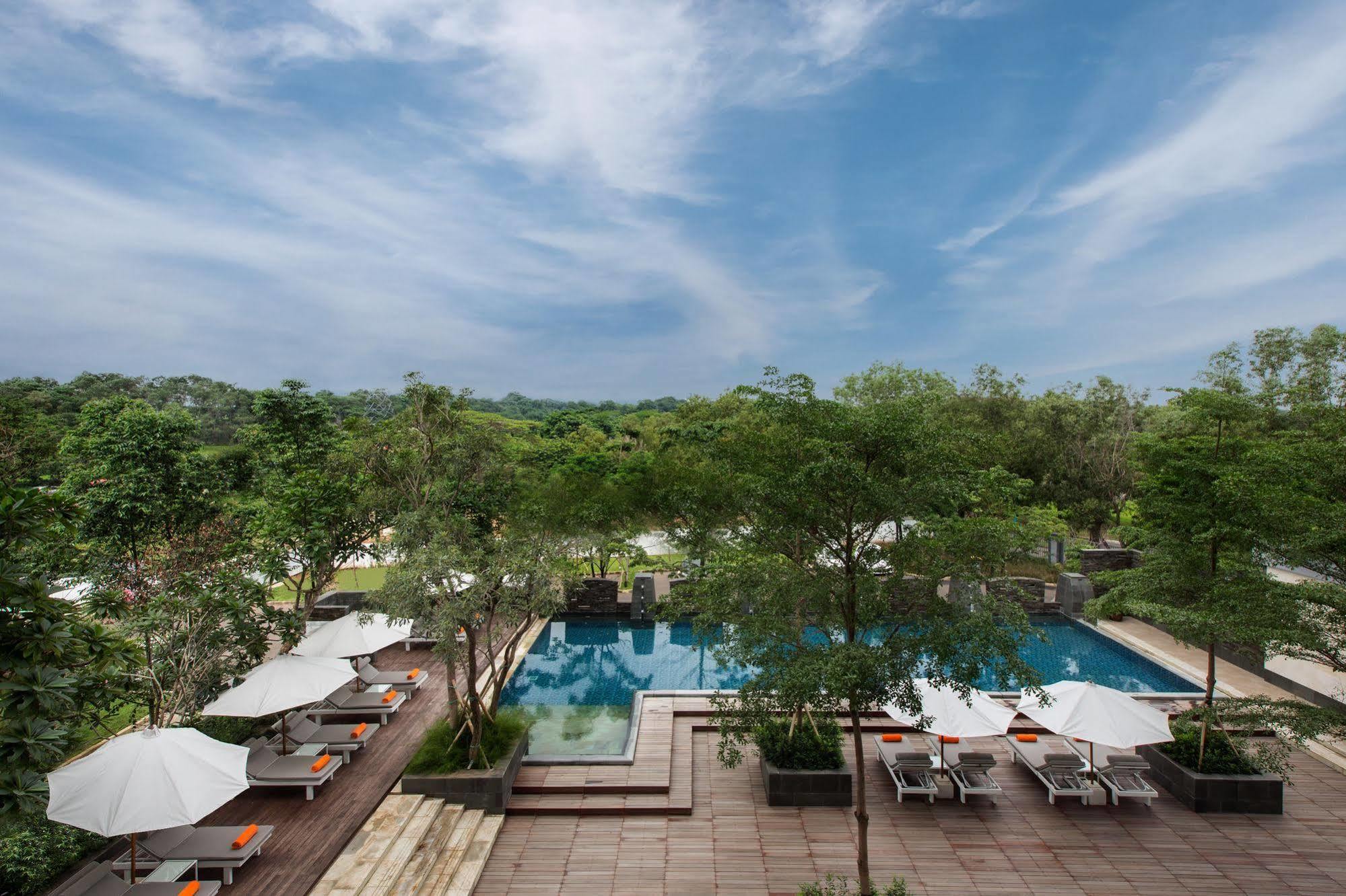 Delonix Hotel Karawang Exterior foto