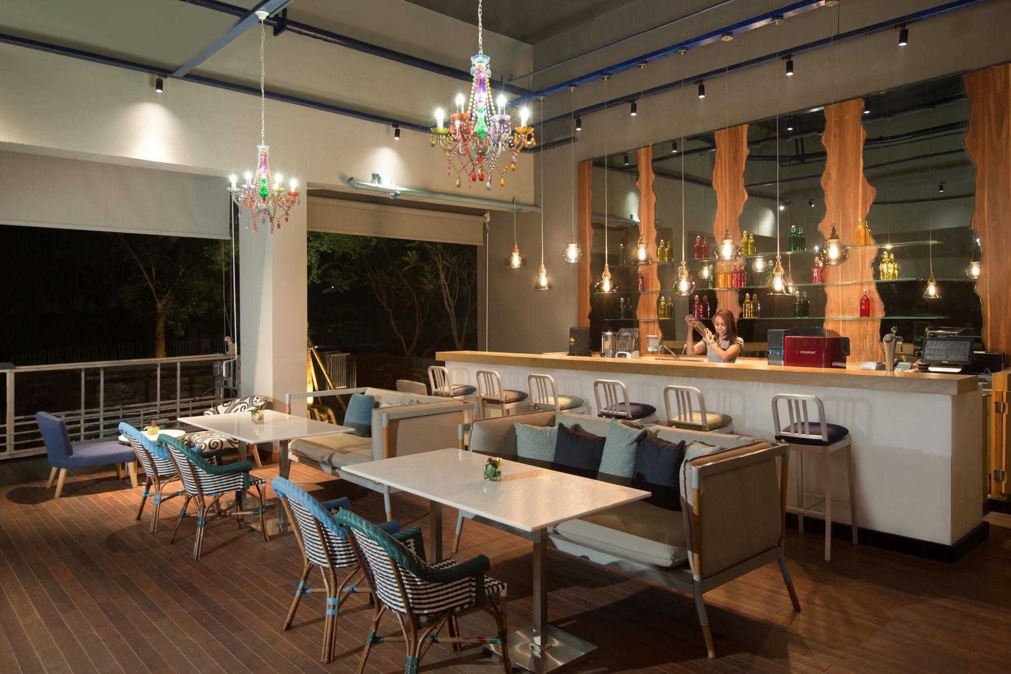Delonix Hotel Karawang Exterior foto